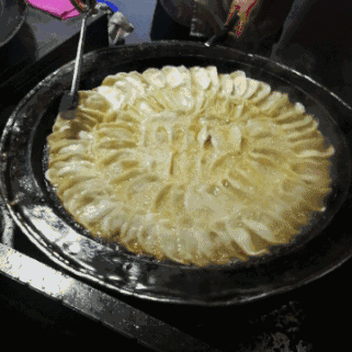 最重要的是里面的肉,轻轻一咬里面的 汤汁就会流出,只想说一句:  好吃