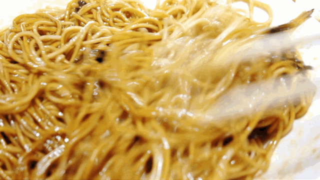 热点新闻   火候不能太大,待葱色渐变成金黄色时,基本就可以出锅了