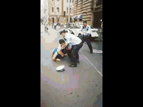 法,企图逃离,这辆网约车撞了人又撞警车!司机在