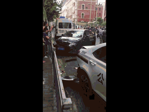 法,企图逃离,这辆网约车撞了人又撞警车!司机在