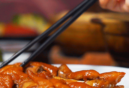 超弹弹弹的隆江猪脚,糯中又带了点筋道,喷香软烂,卤得很到位!