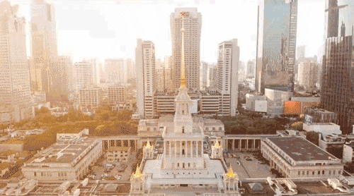 上海展览中心原名中苏友好大厦,是上海地标性建筑.