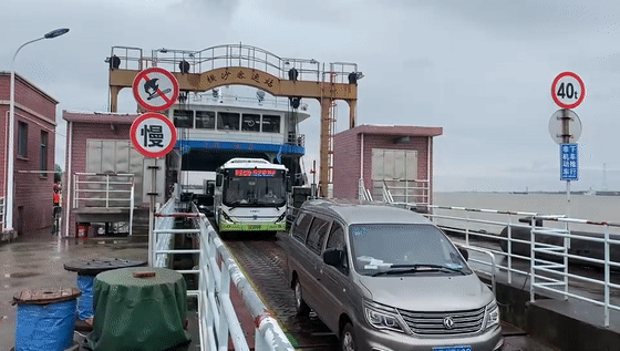 申崇七线公交车