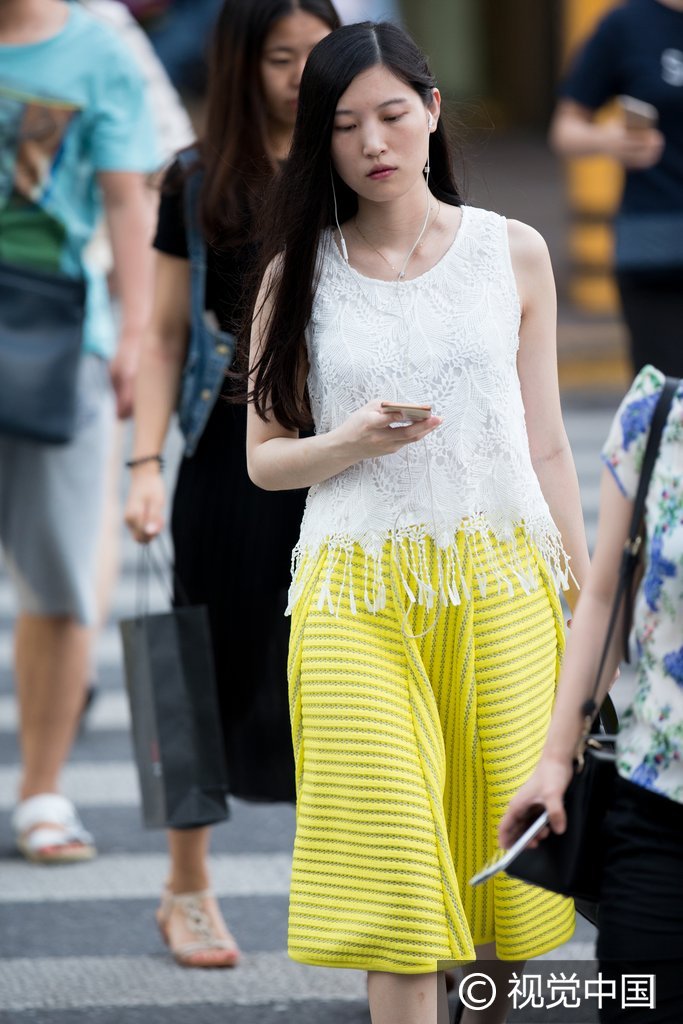 2016年07月06日,上海,天气炎热,美女着清凉夏装出行.
