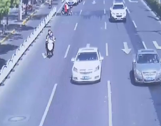 上海热线HOT新闻--男子无证骑摩托车带人 抗拒