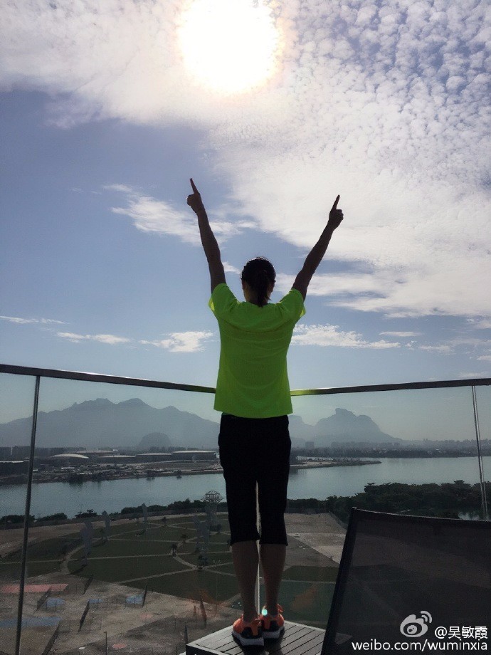 东方明珠变国旗红新消息评论