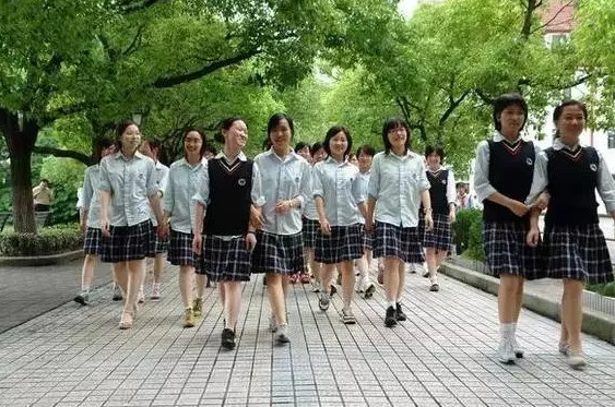 上海热线HOT新闻--上海中学校服大比拼 有木有