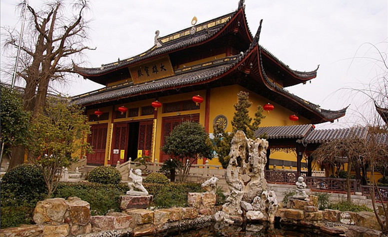 热点新闻  建于宋朝的寿安寺是崇明岛四大古刹之一,寺院里有两株五百