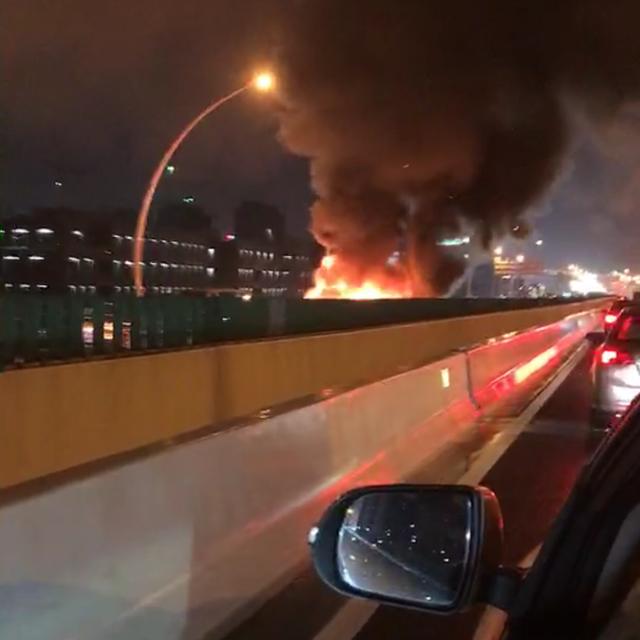 网友爆料：上海中环高架现轿车自燃 冒滚滚浓烟