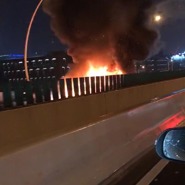网友爆料：上海中环高架现轿车自燃 冒滚滚浓烟