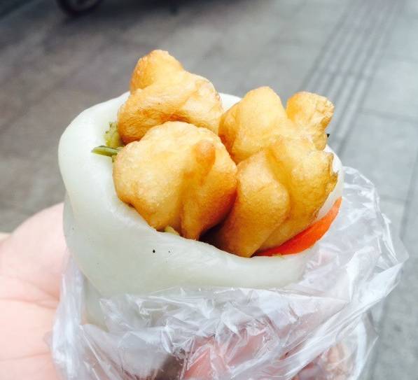 年糕团不是那种硬质的年糕,口感很是软糯又不至于没型,咬起来也不