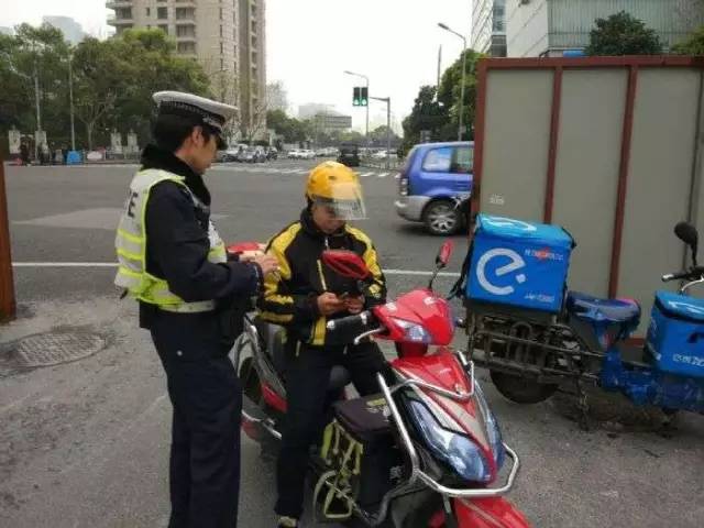 上海热线HOT新闻--上海交警借鉴驾照记分制管