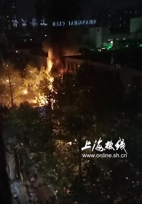 火光冲天！上海一街道突发大火 街边商铺瞬间被大火吞没