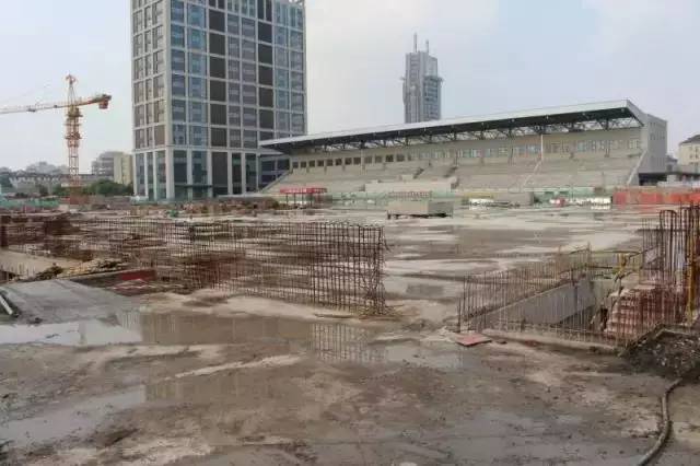 上海热线HOT新闻--松江体育场地下车库及东看