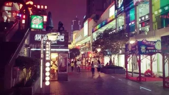 吴江路   吴江路的夜景不仅好看,这里还是上海有名的美食街,汇聚了