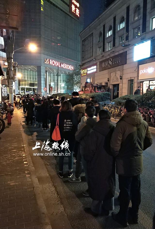魔都再掀排队潮 上海市民扎堆做礼拜 百米长队绕教堂大半圈