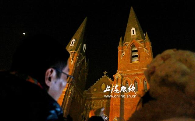 魔都再掀排队潮 上海市民扎堆做礼拜 百米长队绕教堂大半圈