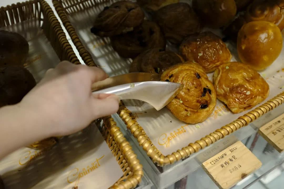 直击!魔都流行优雅抢购:傍晚买打折面包!老外打