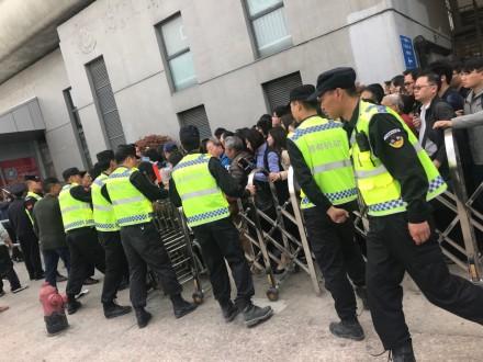 上海地铁8号线人从众挤哭 浦江线开通后进站难于上青天