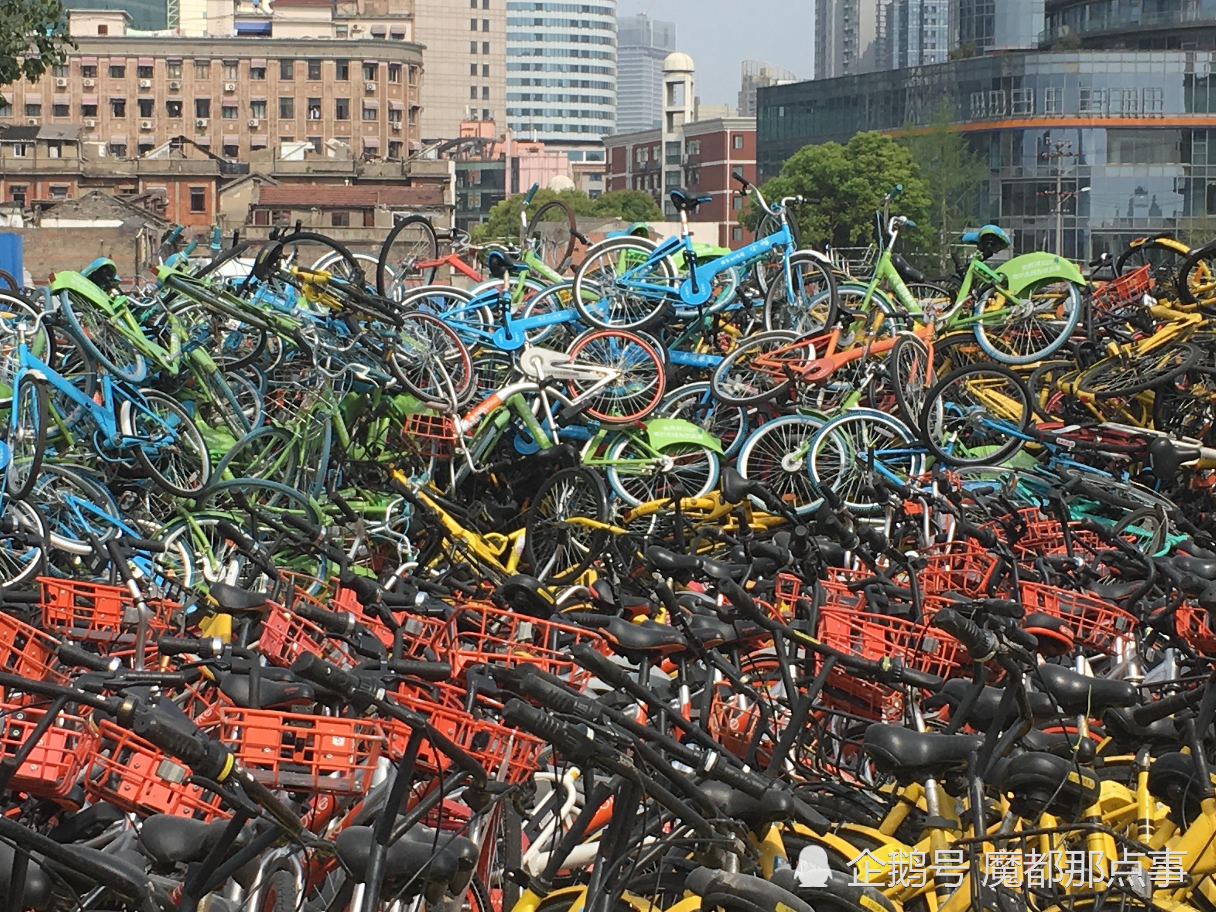 上海闹市中心再现共享单车坟场,数千辆共享单