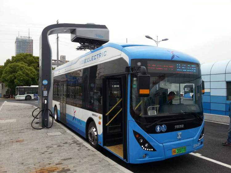 “奉浦快线”试运营首日被挤爆,一老年乘客购500张单程票只为收藏