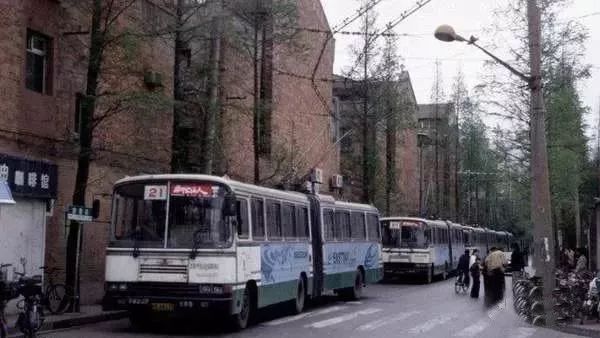 运行63年,跨越大半个上海 21路,一部老底子上海人才懂的公交车