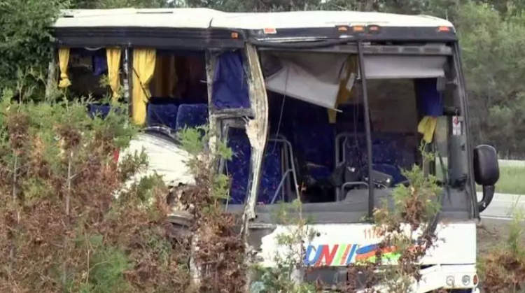 一中国旅行团在加拿大遭遇车祸,24名游客受伤