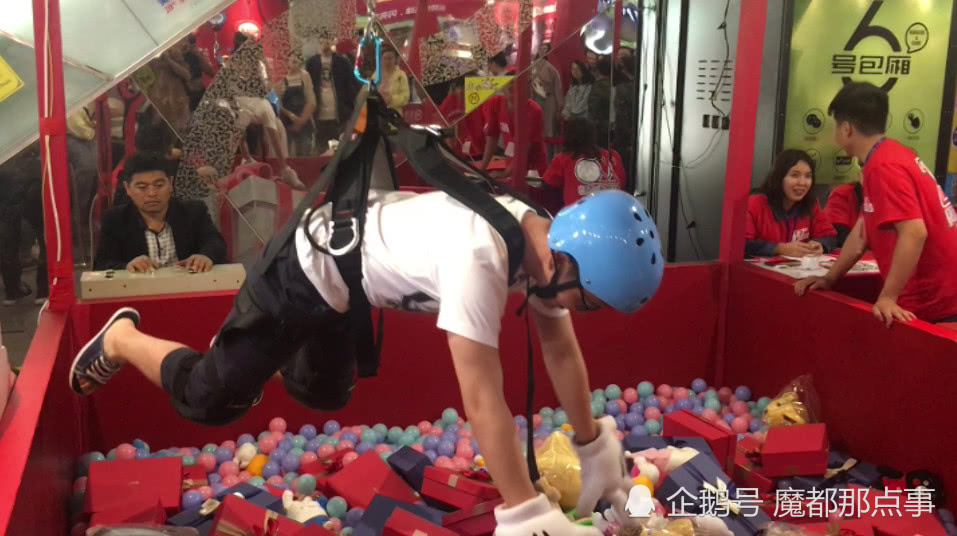 上海一家商场内出现真人版抓娃娃机,大家玩的