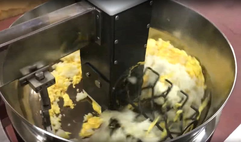 当然,科学不只是在用的上面,吃的方面也有,比如下面这个自动蛋炒饭机