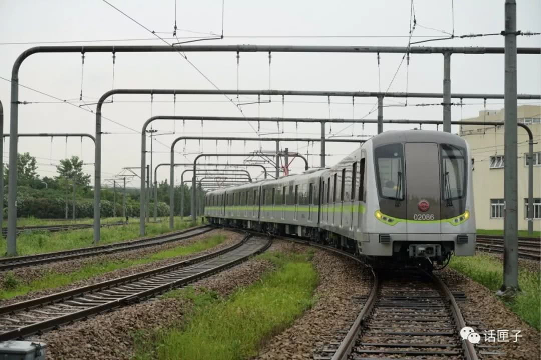 上海地铁迎来第五千辆列车,2号线运能增加,更智能!地铁无人驾驶也快来啦
