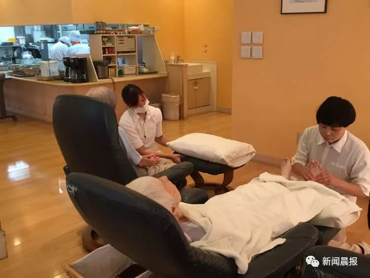 在家等着上门喂饭洗澡,或去照料中心捏脚交友,日本老人如此养老令人惊叹