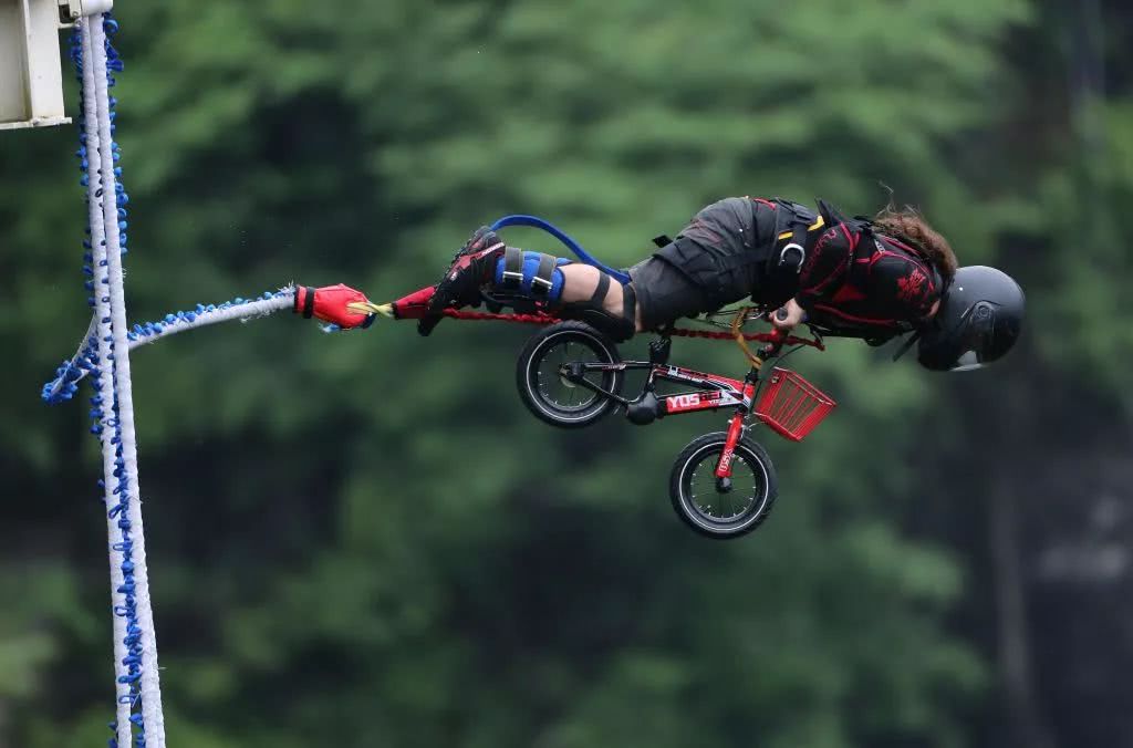 张家界玻璃桥蹦极8月开放,你敢玩吗?