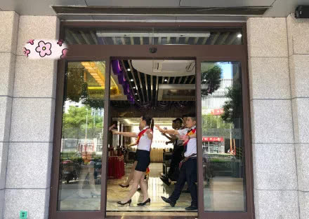 网友怼文峰美发店晨会太扰民,唱歌\/团体操\/喊口