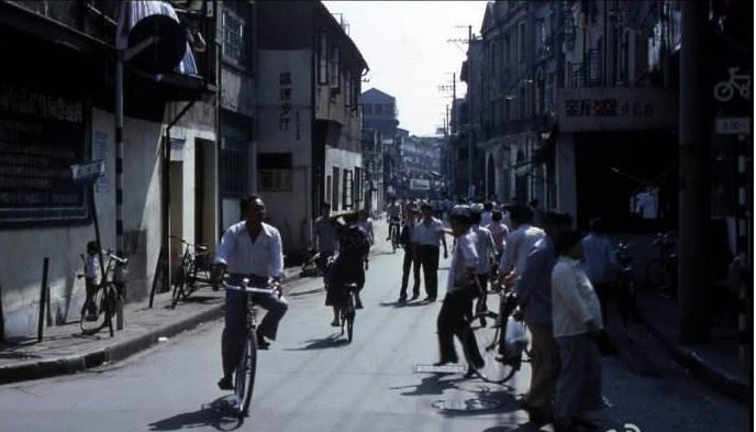 曝光:70年代老上海的旧照片,短短几十年的发展