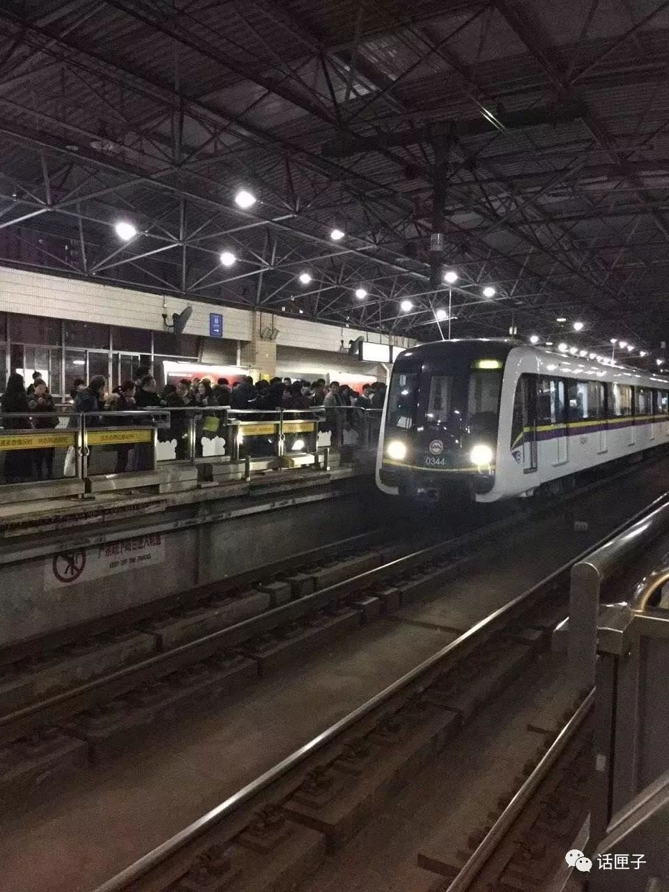 刚刚上海地铁通报昨晚3号线曹杨路站身亡女子是擅自翻越电动栏杆被夹