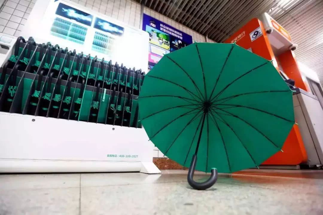 其实上海早就有共享雨伞了,通过支付宝个人的"芝麻信用"信用借还"