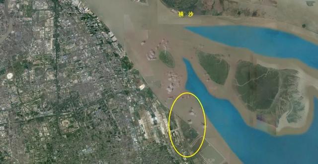 上海填海的比较细致,基本没改变海岸线形状,上面两张卫星照片看不太