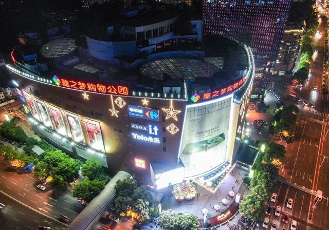 上海市的长宁龙之梦购物中心:3条轨道交通交汇处,一直
