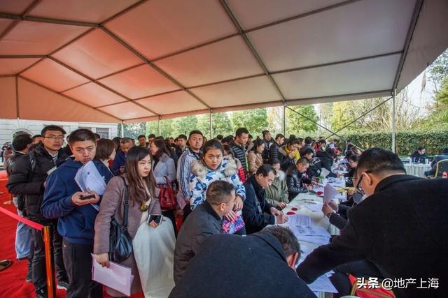 楼市魔幻60天，留在上海的代价更大了？