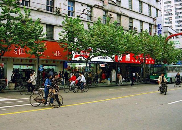 下图为1999年的上海,虹口区四川北路的街头景象!