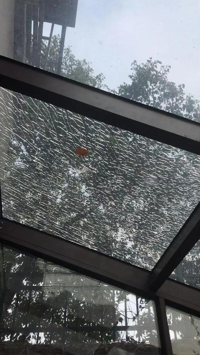 居民家中玻璃破碎