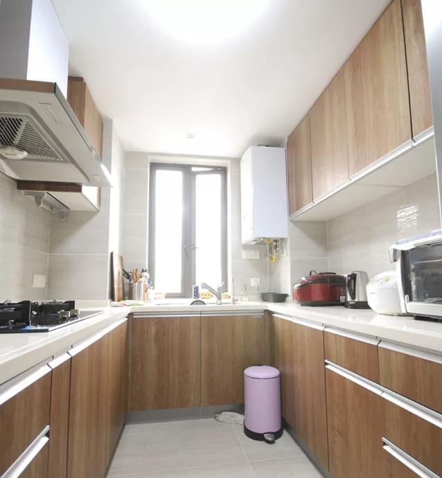 热点新闻  厨房   厨房面积不大,设计成u型厨房,操作台面更大,可以