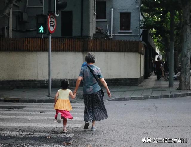 上海傍晚的街头,老人接小孩放学 (江子艺 摄)