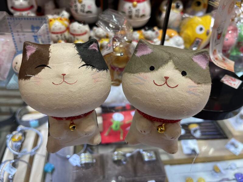 这对可爱的猫咪卖的.