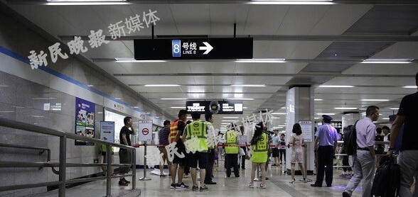 上海热线HOT新闻-- 轨交虹口足球场站一扶梯运
