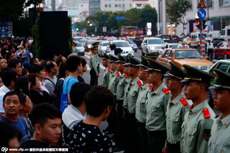 国庆首日上海武警筑人墙维持景点秩序