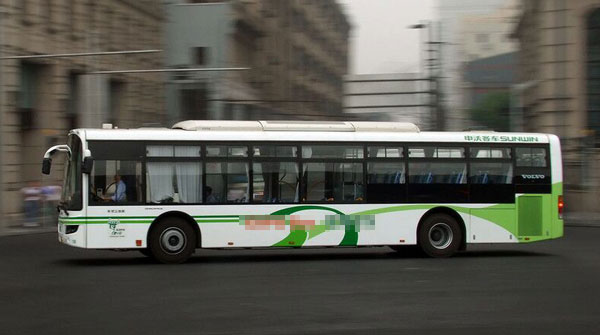 上海热线HOT新闻--上海一公交车乱鸣号被拦 谁
