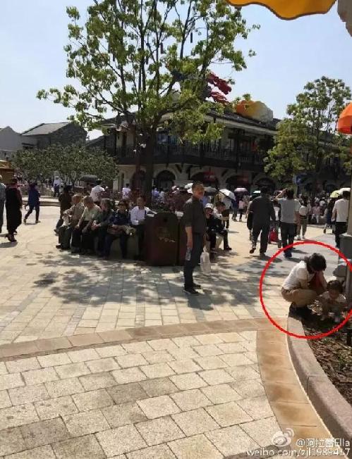 家长带着孩子随地大小便(图片来源见水印)