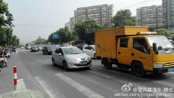 上海热线HOT新闻--中环线发生严重车祸交通封