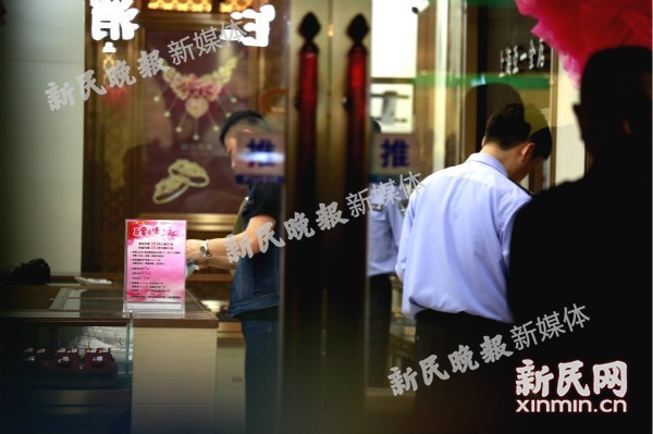 上海热线HOT新闻--昨夜鞍山路亚一金店被抢 犯